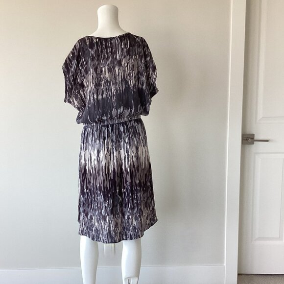 Grey Print V-neck Pullover Dress - Picture 3 of 6